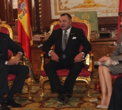 Sus Majestades los Reyes con Su Majestad el Rey Mohamed VI durante su encuentro en el Palacio Real de Rabat